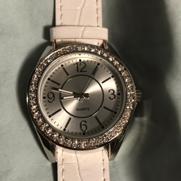 Crystal studded watch with five changeable straps - Picture 2 of 4